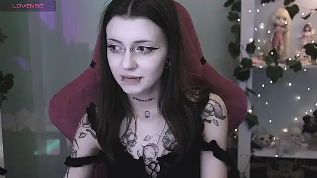 Snapshot of prettybones chatting on May 2026 10:37:02 PM prettybones online show from May 2026 10:37:02 PM
