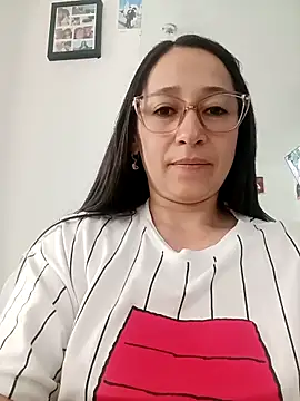 Snapshot of emilypoppy3 chatting on April 2026 09:27:01 PM emilypoppy3 online show from April 2026 09:27:01 PM