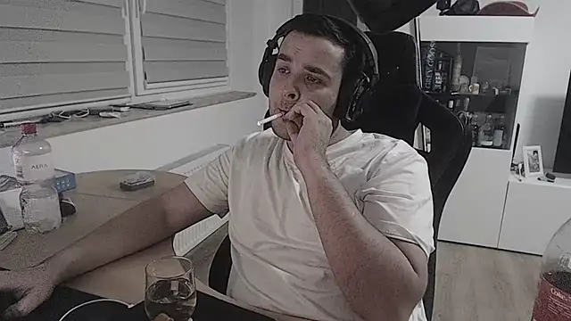 Snapshot of SharkLuigi chatting on September 2025 01:49:01 AM SharkLuigi online show from September 2025 01:49:01 AM