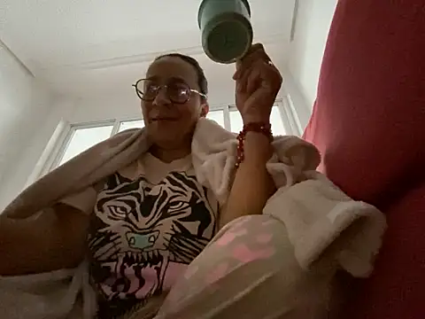 Snapshot of sweeviolet chatting on January 2025 08:46:02 AM sweeviolet online show from January 2025 08:46:02 AM