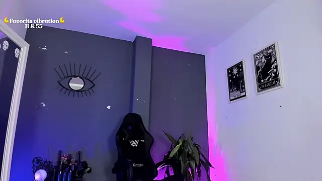 Raven Witch  online show from April 2026 07:07:02 PM