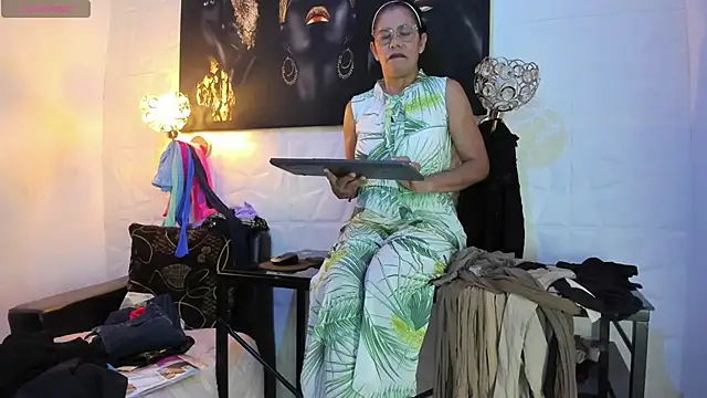 miss lucero1 online show from October 2025 01:30:01 AM