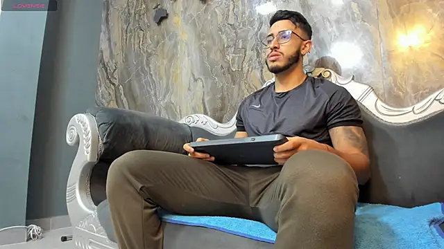 Snapshot of Liam_Kleiin chatting on March 2025 11:33:02 AM Liam Kleiin online show from March 2025 11:33:02 AM