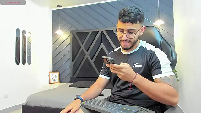 Snapshot of Liam_Kleiin chatting on November 2025 11:31:01 AM Liam Kleiin online show from November 2025 11:31:01 AM