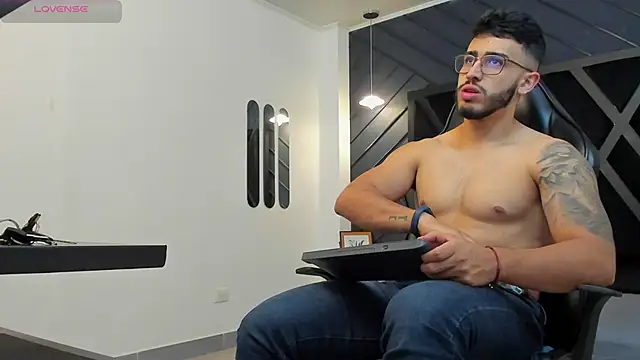 Snapshot of Liam_Kleiin chatting on November 2025 11:32:02 AM Liam Kleiin online show from November 2025 11:32:02 AM