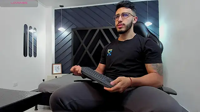 Snapshot of Liam_Kleiin chatting on November 2025 11:32:02 AM Liam Kleiin online show from November 2025 11:32:02 AM