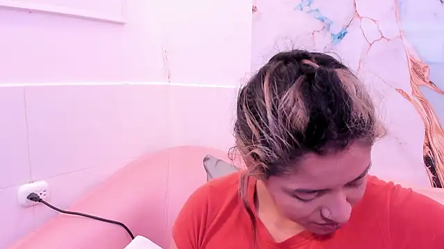 taylor cupper online show from November 2025 03:18:02 AM