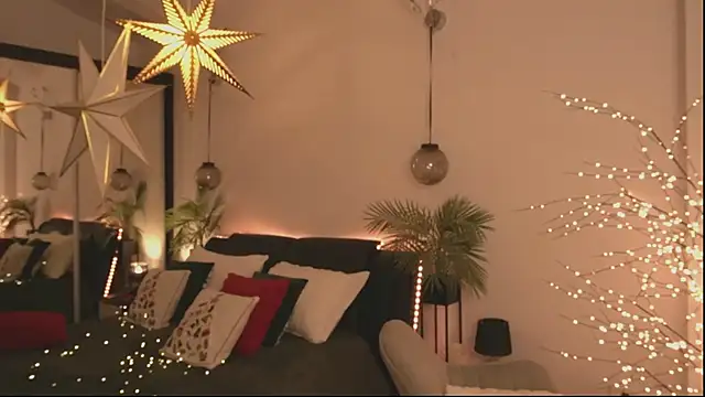 Snapshot of DaisyStacey chatting on December 2025 07:43:01 PM DaisyStacey online show from December 2025 07:43:01 PM