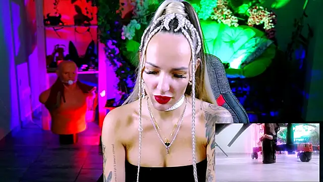 Snapshot of MonicaMaxwel chatting on November 2025 12:18:02 PM MonicaMaxwel online show from November 2025 12:18:02 PM