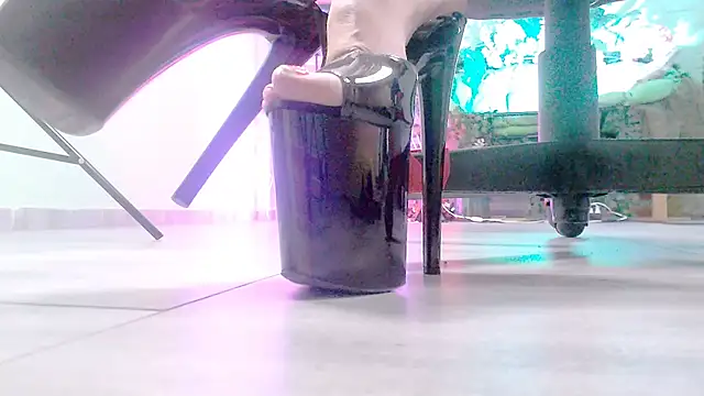 Snapshot of MonicaMaxwel chatting on December 2025 10:55:01 AM MonicaMaxwel online show from December 2025 10:55:01 AM