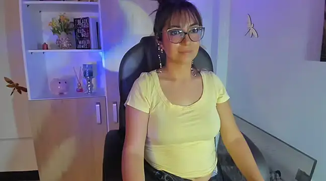 Isabellaa22 1 online show from March 2025 10:31:02 PM