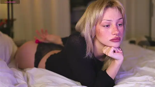 Snapshot of BabeHolly chatting on October 2025 01:20:02 AM BabeHolly online show from October 2025 01:20:02 AM