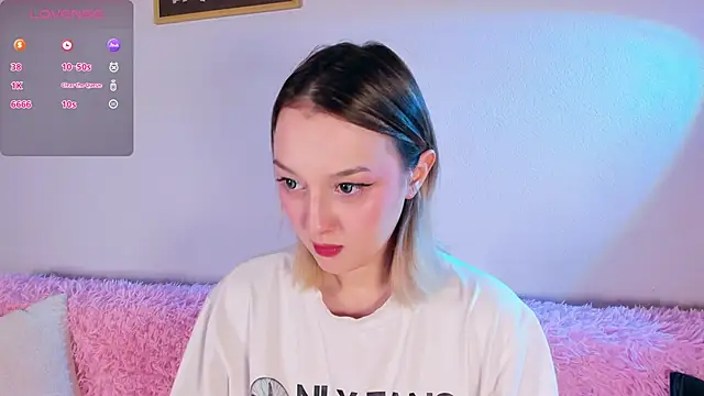 Snapshot of CrystalRey chatting on November 2025 08:24:01 AM CrystalRey online show from November 2025 08:24:01 AM