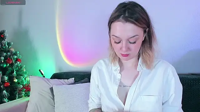 Snapshot of CrystalRey chatting on December 2025 03:47:02 AM CrystalRey online show from December 2025 03:47:02 AM