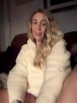 Snapshot of blondebitch2 chatting on September 2025 10:36:01 PM blondebitch2 online show from September 2025 10:36:01 PM