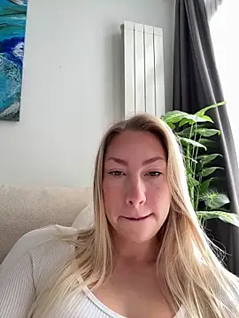 LuisaBecker online show from December 2025 08:22:01 AM