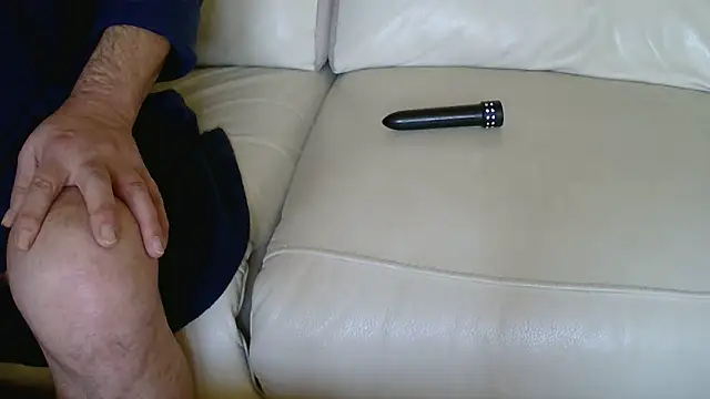 Snapshot of claudemichel chatting on October 2025 03:02:02 PM claudemichel online show from October 2025 03:02:02 PM