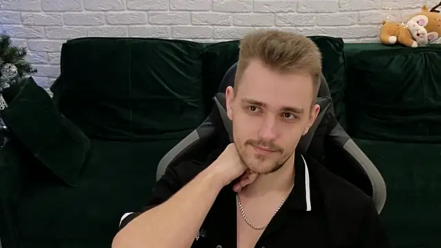 Snapshot of Larstar01 chatting on December 2024 04:21:01 AM Larstar01 online show from December 2024 04:21:01 AM