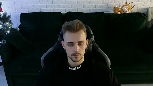 Snapshot of Larstar01 chatting on December 2024 01:55:02 AM Larstar01 online show from December 2024 01:55:02 AM