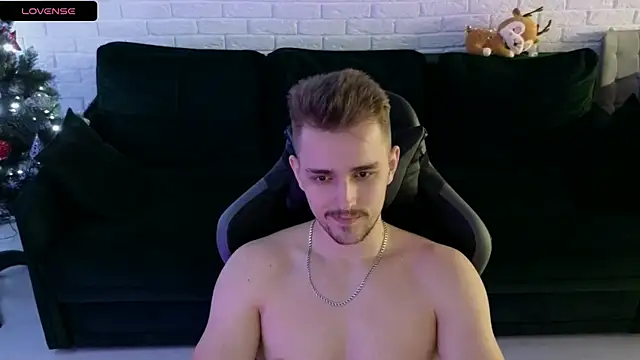 Snapshot of Larstar01 chatting on December 2024 05:44:01 AM Larstar01 online show from December 2024 05:44:01 AM