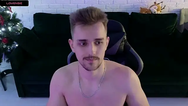 Snapshot of Larstar01 chatting on December 2024 04:48:02 AM Larstar01 online show from December 2024 04:48:02 AM