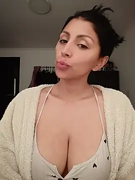 tiffani  love online show from June 2026 03:33:01 PM