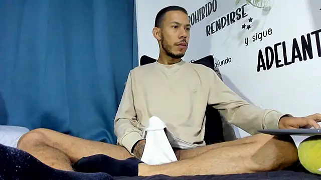 Snapshot of Aronxxs chatting on December 2025 07:56:02 AM Aronxxs online show from December 2025 07:56:02 AM