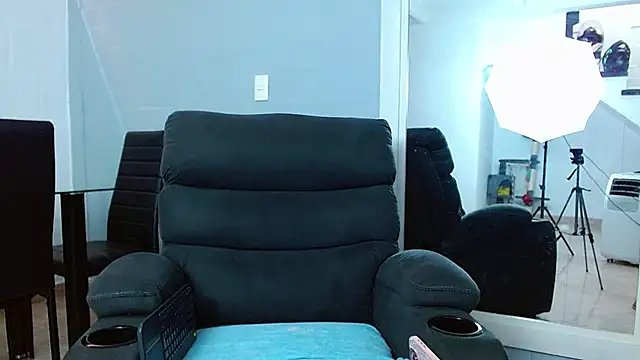 Snapshot of rousebonnett chatting on January 2025 04:15:01 PM rousebonnett online show from January 2025 04:15:01 PM