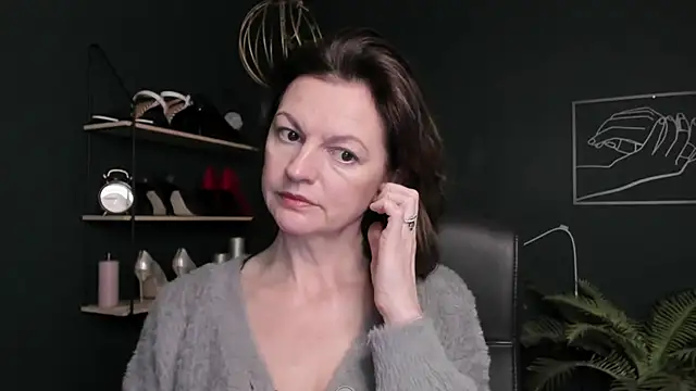 Snapshot of VivianWILD chatting on October 2025 06:43:01 AM VivianWILD online show from October 2025 06:43:01 AM