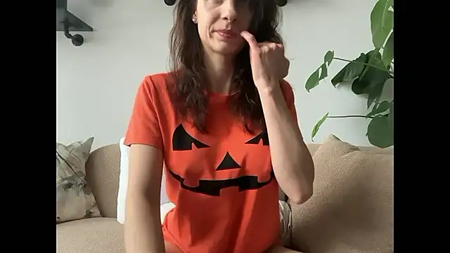 Mary Wet online show from October 2025 11:57:02 AM