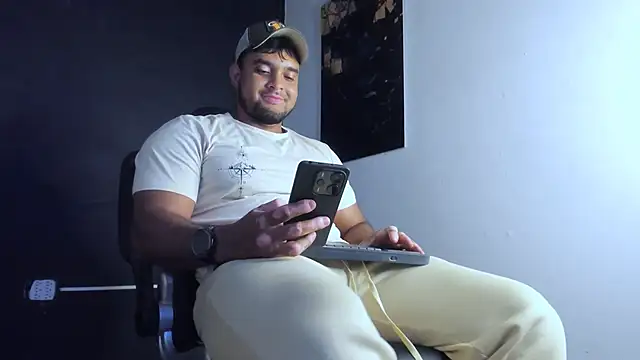 Big furry bear13 online show from May 2026 01:06:01 PM