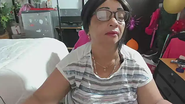 Mrs mommy  online show from November 2025 06:08:01 PM