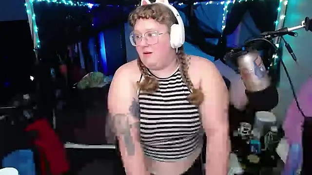 Snapshot of FatVeronica chatting on February 2025 04:15:02 AM FatVeronica online show from February 2025 04:15:02 AM