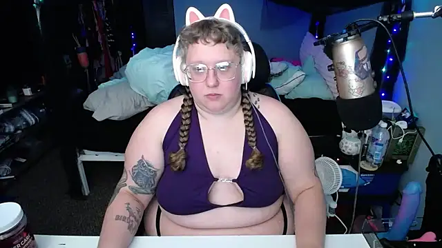 Snapshot of FatVeronica chatting on February 2025 04:00:02 PM FatVeronica online show from February 2025 04:00:02 PM