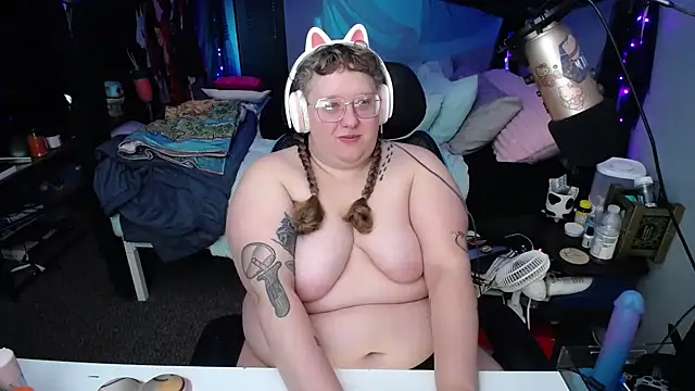 Snapshot of FatVeronica chatting on February 2025 12:19:01 PM FatVeronica online show from February 2025 12:19:01 PM