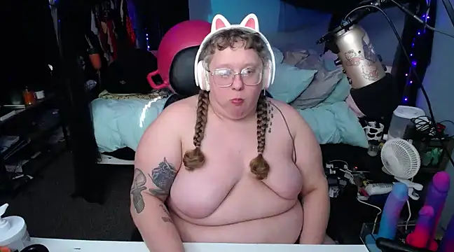 Snapshot of FatVeronica chatting on February 2025 08:33:02 PM FatVeronica online show from February 2025 08:33:02 PM