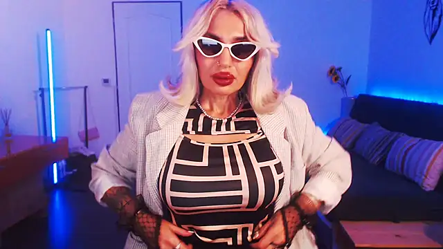 Snapshot of beauty_chl0e chatting on December 2024 08:49:02 PM beauty chl0e online show from December 2024 08:49:02 PM