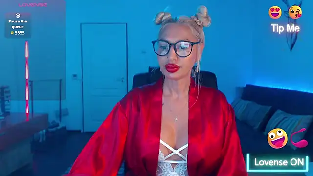 Snapshot of beauty_chl0e chatting on September 2025 07:03:01 PM beauty chl0e online show from September 2025 07:03:01 PM