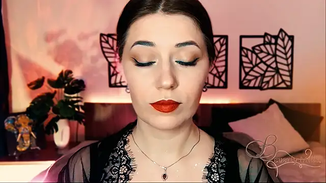 Snapshot of MissBeverlyMills chatting on March 2025 08:07:01 AM MissBeverlyMills online show from March 2025 08:07:01 AM