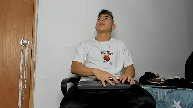 andrew rose  online show from December 2025 11:56:01 PM