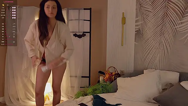 Miley Smile online show from November 2025 05:25:01 PM