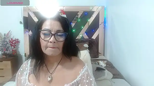 Snapshot of lindaesmeralda chatting on November 2025 11:43:02 AM lindaesmeralda online show from November 2025 11:43:02 AM