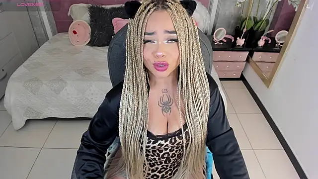 Snapshot of conny__curly chatting on November 2025 03:05:02 PM conny curly online show from November 2025 03:05:02 PM