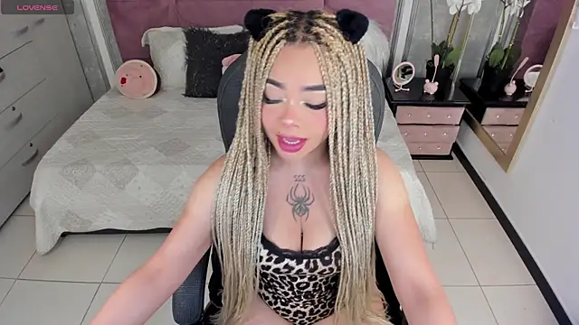 Snapshot of conny__curly chatting on November 2025 01:00:01 PM conny curly online show from November 2025 01:00:01 PM