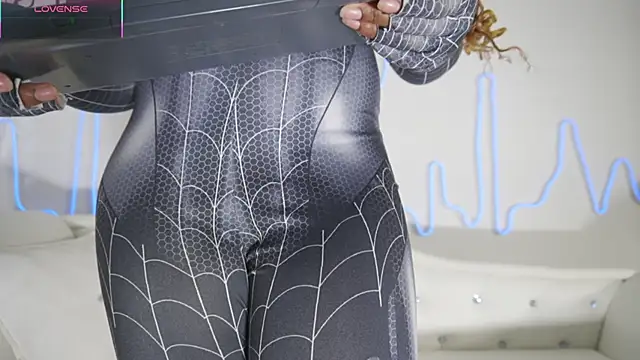 Snapshot of EmmaSanzz_ chatting on November 2025 11:47:02 AM EmmaSanzz online show from November 2025 11:47:02 AM