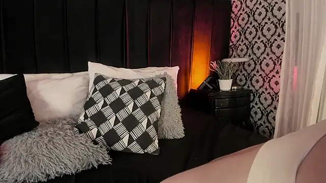 Adeelinee online show from December 2025 07:42:02 PM