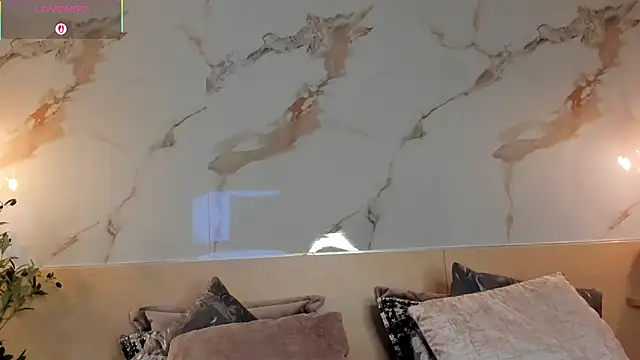 Snapshot of LeaThompson chatting on December 2025 11:11:01 PM LeaThompson online show from December 2025 11:11:01 PM