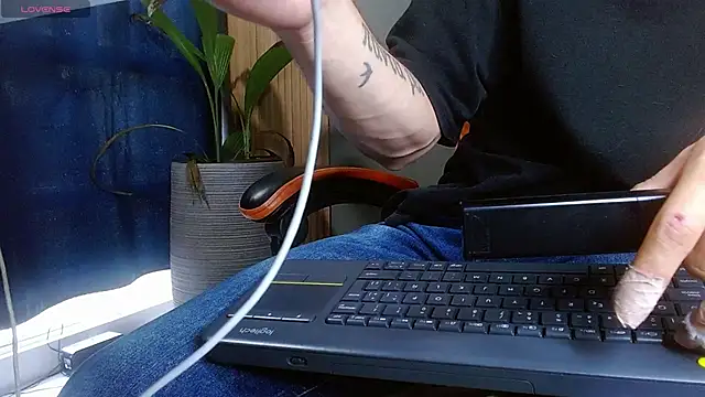 Snapshot of Mr_WhiteCock chatting on November 2025 08:21:02 PM Mr WhiteCock online show from November 2025 08:21:02 PM