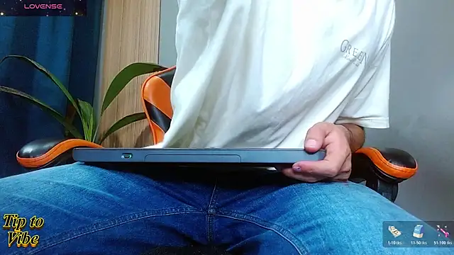 Snapshot of Mr_WhiteCock chatting on December 2025 11:03:02 PM Mr WhiteCock online show from December 2025 11:03:02 PM