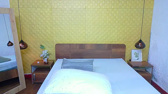 Squirter pussybomb online show from December 2024 04:00:01 AM